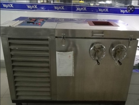 Low temperature test chamber
